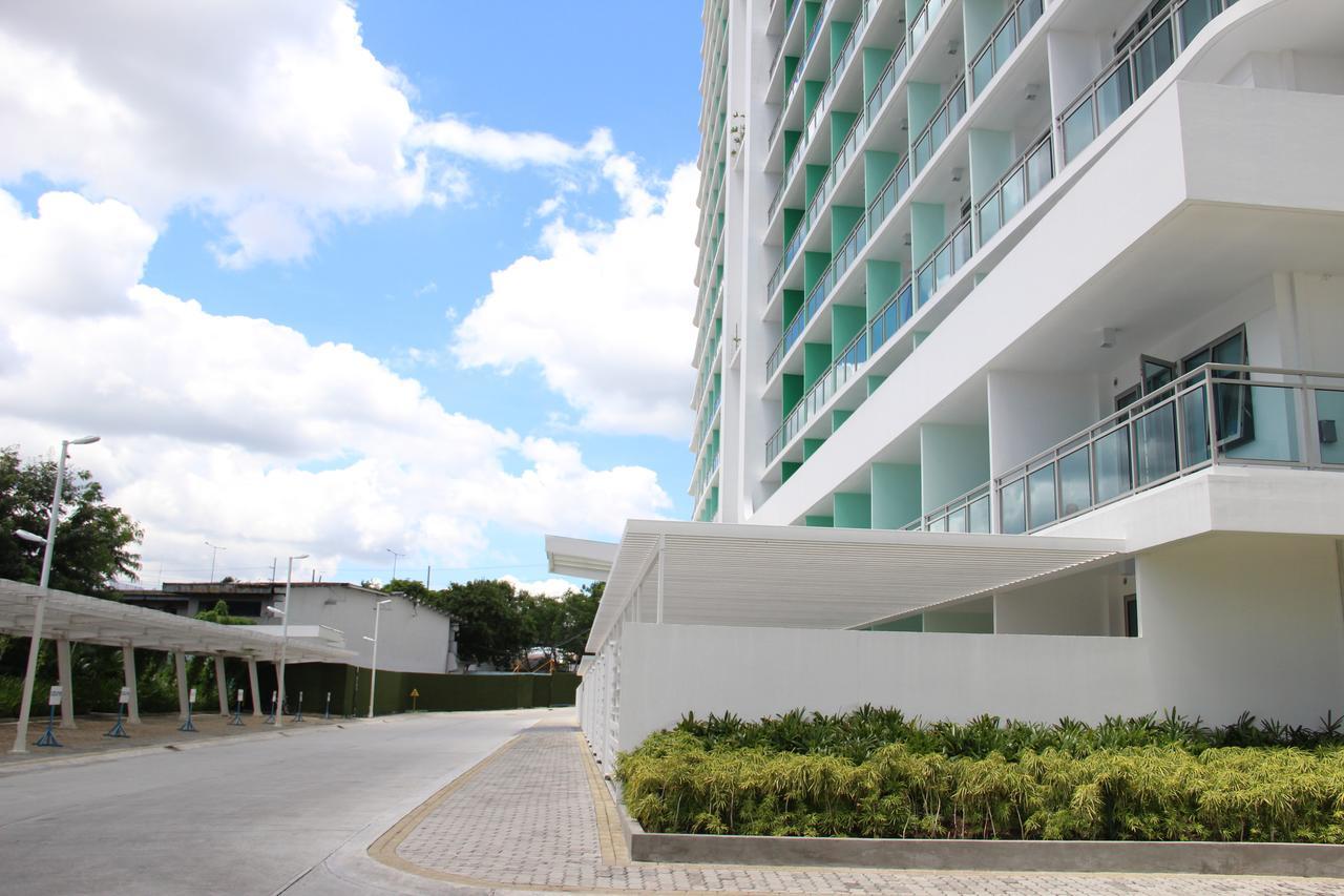 Azure Tropical Paradise マニラ市 エクステリア 写真